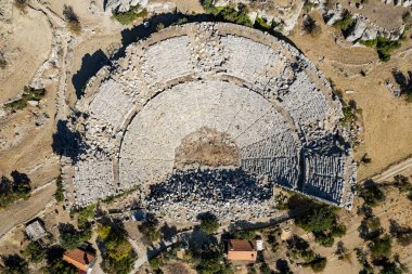 Antik Şehir 'in hava aracı görüntüsü. Side Old Town amfi tiyatrosu. Antalya 'daki Liman Marinası İHA fotoğraf görüntüsü