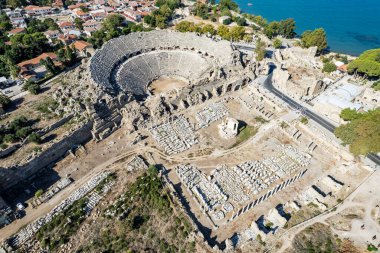 Antik Şehir 'in hava aracı görüntüsü. Side Old Town amfi tiyatrosu. Antalya 'daki Liman Marinası İHA fotoğraf görüntüsü