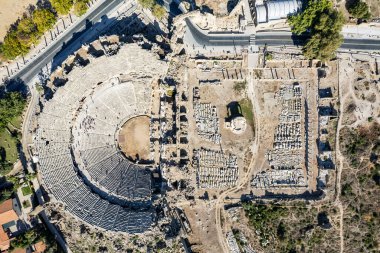 Antik Şehir 'in hava aracı görüntüsü. Side Old Town amfi tiyatrosu. Antalya 'daki Liman Marinası İHA fotoğraf görüntüsü