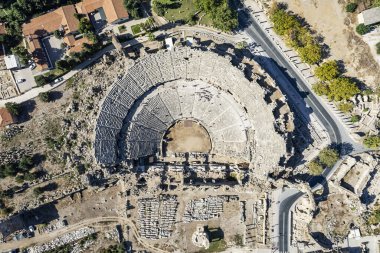 Antik Şehir 'in hava aracı görüntüsü. Side Old Town amfi tiyatrosu. Antalya 'daki Liman Marinası İHA fotoğraf görüntüsü