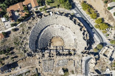Antik Şehir 'in hava aracı görüntüsü. Side Old Town amfi tiyatrosu. Antalya 'daki Liman Marinası İHA fotoğraf görüntüsü