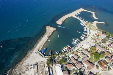 Antik Şehir 'in hava aracı görüntüsü. Side Old Town amfi tiyatrosu. Antalya 'daki Liman Marinası İHA fotoğraf görüntüsü