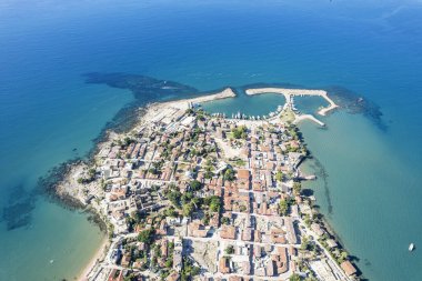 Antik Şehir 'in hava aracı görüntüsü. Side Old Town amfi tiyatrosu. Antalya 'daki Liman Marinası İHA fotoğraf görüntüsü