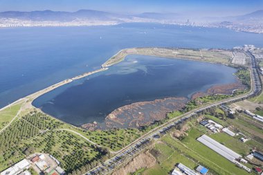 Inciralti Şehir Ormanı 'nın hava manzarası İzmir Türkiye.