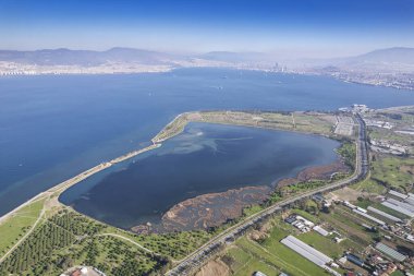 Inciralti Şehir Ormanı 'nın hava manzarası İzmir Türkiye.