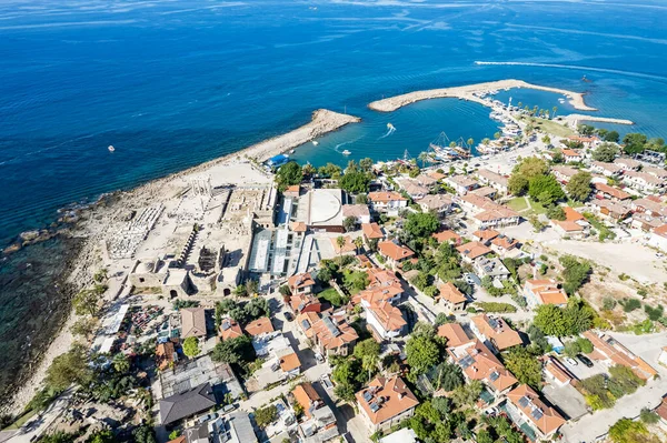 从空中俯瞰古城 旧城的圆形剧场安塔利亚的侧港码头土耳其无人驾驶飞机照片视图 — 图库照片