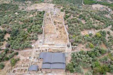 Türkiye 'nin İzmir ilindeki Metropolis antik sitesinin manzarası. Metropolis, yaklaşık 5000 yıl önce Bronz Çağı 'nın başlarında kuruldu..