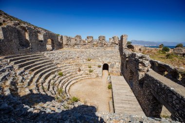 Eski sahil şehri Anamurium 'un kalıntıları, kale evleri, şehir duvarı, umumi hamam, amfi tiyatro, spor salonu..