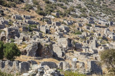 Eski sahil şehri Anamurium 'un kalıntıları, kale evleri, şehir duvarı, umumi hamam, amfi tiyatro, spor salonu..