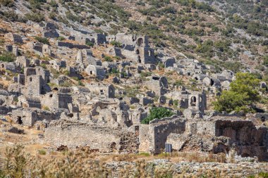 Eski sahil şehri Anamurium 'un kalıntıları, kale evleri, şehir duvarı, umumi hamam, amfi tiyatro, spor salonu..