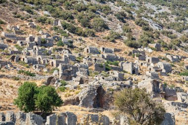 Eski sahil şehri Anamurium 'un kalıntıları, kale evleri, şehir duvarı, umumi hamam, amfi tiyatro, spor salonu..