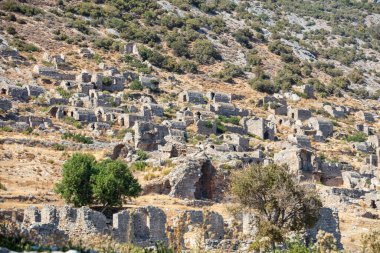 Eski sahil şehri Anamurium 'un kalıntıları, kale evleri, şehir duvarı, umumi hamam, amfi tiyatro, spor salonu..