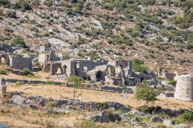 Eski sahil şehri Anamurium 'un kalıntıları, kale evleri, şehir duvarı, umumi hamam, amfi tiyatro, spor salonu..