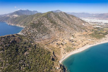 Eski sahil şehri Anamurium 'un kalıntıları, kale evleri, şehir duvarı, umumi hamam, amfi tiyatro, spor salonu..