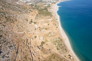 Eski sahil şehri Anamurium 'un kalıntıları, kale evleri, şehir duvarı, umumi hamam, amfi tiyatro, spor salonu..