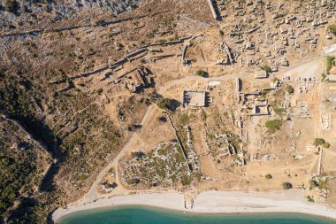 Eski sahil şehri Anamurium 'un kalıntıları, kale evleri, şehir duvarı, umumi hamam, amfi tiyatro, spor salonu..