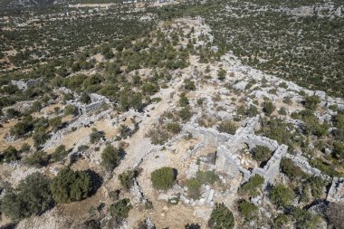 Meydan Kalesi. Yerleşim yeri Helenistik döneme (Selanik İmparatorluğu) dayanıyor. Ama sonraki çağlarda yeniden inşa edildi ve yerleşim yeri oldu. Ne Helenistik ne de yerleşkenin Romalı adı bilinmektedir. Meydankale bir Türk adıdır.