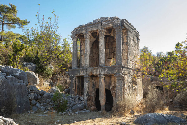 Разрушенные римские гробницы Имбриогиона, Дермичили, Южная Турция