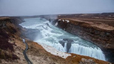 İzlanda seyahat videosu. Gullfoss şelalesinin turistik mekan zamanı. İzlanda şelaleleri, Altın Çember 'in ünlü cazibesi. Namı diğer Altın Şelale