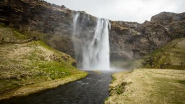 Seljalandsfoss Şelalesi, İzlanda. 4k zaman dilimi.