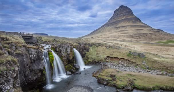 アイスランドの滝や有名な山のタイムラプス写真 カークフェルスフォスとカークフフェルスはアイスランド北部の自然景観にあった 4Kでのタイムラプス動画 ループ — ストック動画