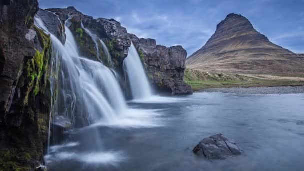 アイスランドの滝や有名な山のタイムラプス写真 カークフェルスフォスとカークフフェルスはアイスランド北部の自然景観にあった 4Kでのタイムラプス動画 ループ — ストック動画