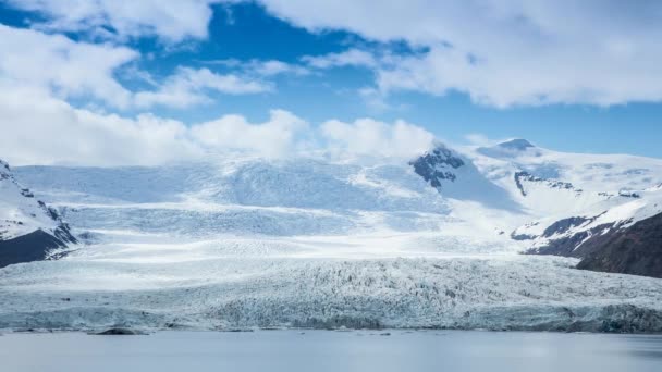 アイスランドの氷河ラグーンで氷山を溶かすのに最適な時間の経過 — ストック動画