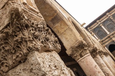 Ulu Cami Diyarbakır Büyük Camii, gün doğumunda, Doğu Türkiye. Diyarbakır 'daki tarihi Büyük Cami' nin iç bahçesi.