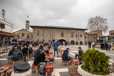Ulu Cami Diyarbakır Büyük Camii, gün doğumunda, Doğu Türkiye. Diyarbakır 'daki tarihi Büyük Cami' nin iç bahçesi.