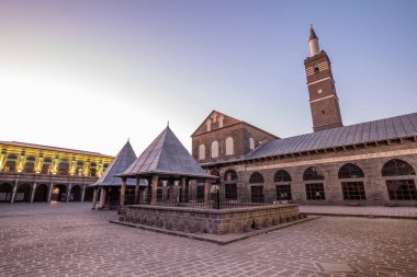 Ulu Cami Diyarbakır Büyük Camii, gün doğumunda, Doğu Türkiye. Diyarbakır 'daki tarihi Büyük Cami' nin iç bahçesi.