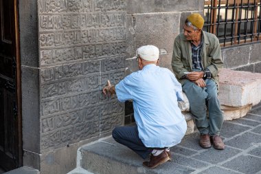 Ulu Cami Diyarbakır Büyük Camii, gün doğumunda, Doğu Türkiye. Diyarbakır 'daki tarihi Büyük Cami' nin iç bahçesi.