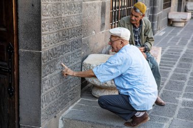 Ulu Cami Diyarbakır Büyük Camii, gün doğumunda, Doğu Türkiye. Diyarbakır 'daki tarihi Büyük Cami' nin iç bahçesi.