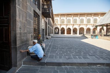 Ulu Cami Diyarbakır Büyük Camii, gün doğumunda, Doğu Türkiye. Diyarbakır 'daki tarihi Büyük Cami' nin iç bahçesi.