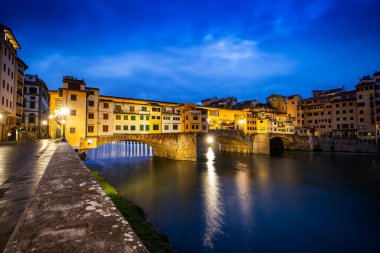 Floransa Ponte alle Grazie gün batımında Arno Nehri ve ünlü köprü Ponte Vecchio, Toskana, İtalya