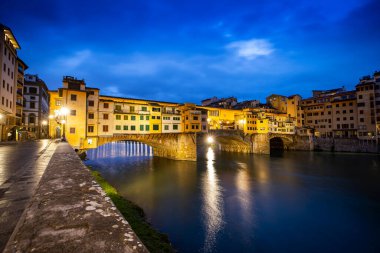 Floransa Ponte alle Grazie gün batımında Arno Nehri ve ünlü köprü Ponte Vecchio, Toskana, İtalya