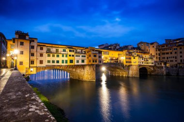 Floransa Ponte alle Grazie gün batımında Arno Nehri ve ünlü köprü Ponte Vecchio, Toskana, İtalya