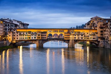 Floransa Ponte alle Grazie gün batımında Arno Nehri ve ünlü köprü Ponte Vecchio, Toskana, İtalya