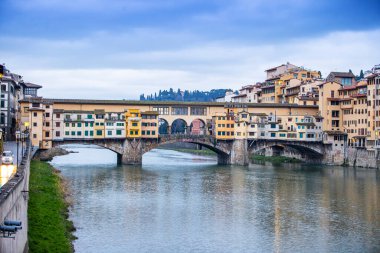 Floransa Ponte alle Grazie gün batımında Arno Nehri ve ünlü köprü Ponte Vecchio, Toskana, İtalya