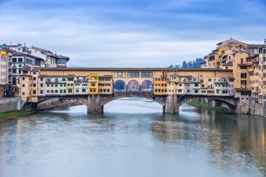 Floransa Ponte alle Grazie gün batımında Arno Nehri ve ünlü köprü Ponte Vecchio, Toskana, İtalya