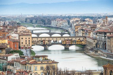 Floransa Ponte alle Grazie gün batımında Arno Nehri ve ünlü köprü Ponte Vecchio, Toskana, İtalya