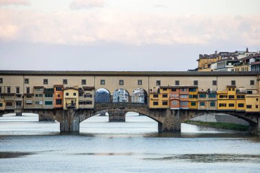 Floransa Ponte alle Grazie gün batımında Arno Nehri ve ünlü köprü Ponte Vecchio, Toskana, İtalya