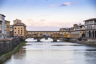 Floransa Ponte alle Grazie gün batımında Arno Nehri ve ünlü köprü Ponte Vecchio, Toskana, İtalya