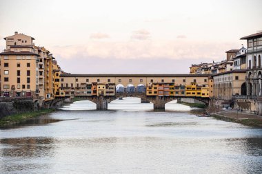 Floransa Ponte alle Grazie gün batımında Arno Nehri ve ünlü köprü Ponte Vecchio, Toskana, İtalya