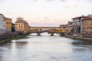 Floransa Ponte alle Grazie gün batımında Arno Nehri ve ünlü köprü Ponte Vecchio, Toskana, İtalya