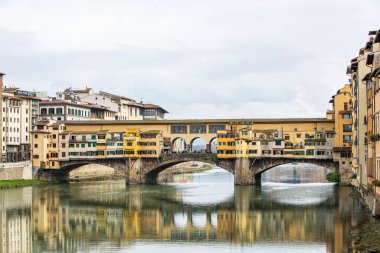 Floransa Ponte alle Grazie gün batımında Arno Nehri ve ünlü köprü Ponte Vecchio, Toskana, İtalya
