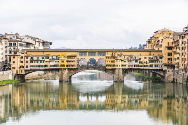 Floransa Ponte alle Grazie gün batımında Arno Nehri ve ünlü köprü Ponte Vecchio, Toskana, İtalya