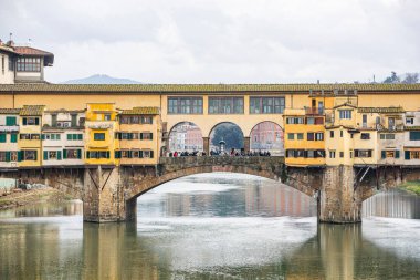 Floransa Ponte alle Grazie gün batımında Arno Nehri ve ünlü köprü Ponte Vecchio, Toskana, İtalya