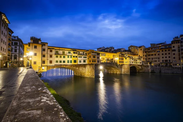 Floransa Ponte alle Grazie gün batımında Arno Nehri ve ünlü köprü Ponte Vecchio, Toskana, İtalya