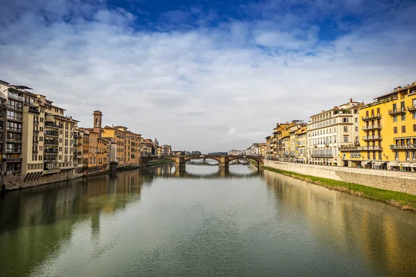 Floransa Ponte alle Grazie gün batımında Arno Nehri ve ünlü köprü Ponte Vecchio, Toskana, İtalya