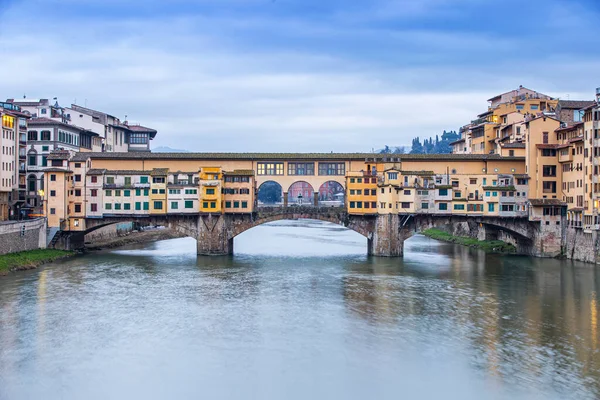 Floransa Ponte alle Grazie gün batımında Arno Nehri ve ünlü köprü Ponte Vecchio, Toskana, İtalya